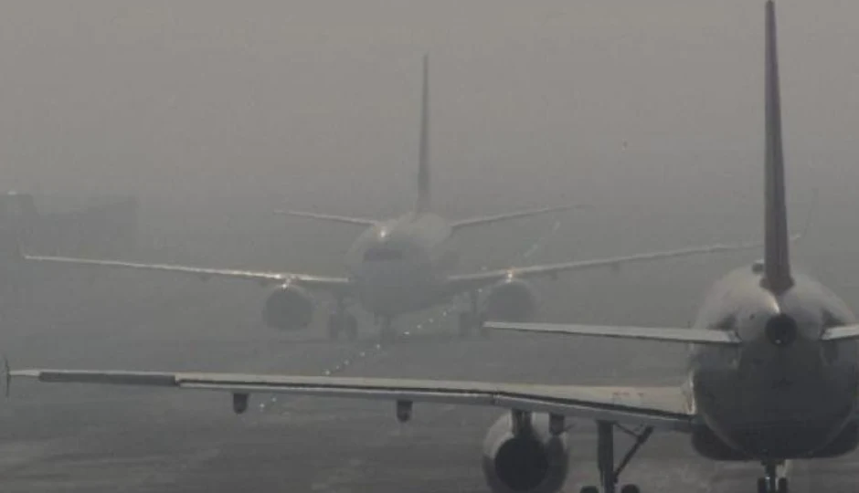 घने कोहरे की मार से हवाई सेवाएं बाधित, एअर इंडिया और इंडिगो ने यात्रियों के लिए जारी की ट्रैवल एडवाइजरी