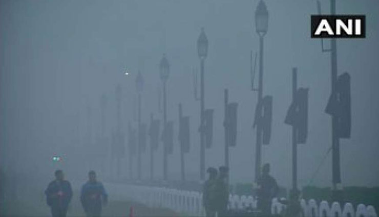 घने कोहरे और तापमान में गिरावट के साथ शुरू हुई दिल्ली की सुबह,  7 डिग्री पहुंचा तापमान 