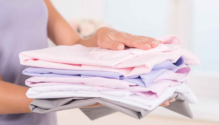 tips to fold clothes,clothes folding tips ,कपड़ों पर सिलवटें, कपड़ों कि प्रेस, प्रेस के तरीके, घरेलू उपाय 