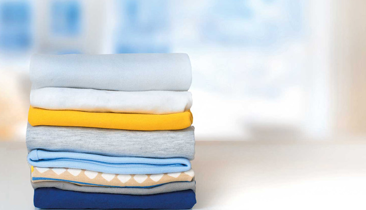 कपड़ों की सिलवटें घटाती है इनकी चमक, बिना प्रेस के भी दूर कर सकते है इन्हें 