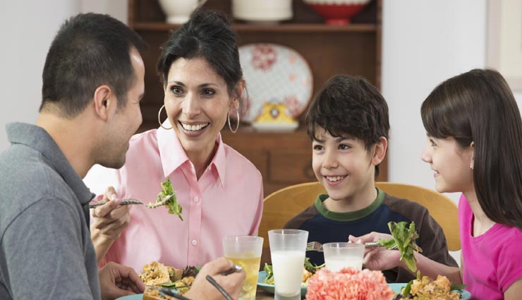 कभी ना करें भोजन के तुरंत बाद ये 5 काम, पड़ता हैं सेहत पर बुरा असर