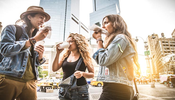 सेहत के लिए खतरनाक है खड़े होकर भोजन करना, नुकसान जान आप भी रह जाएंगे हैरान Health tips,health tips in hindi,standing food is dangerous