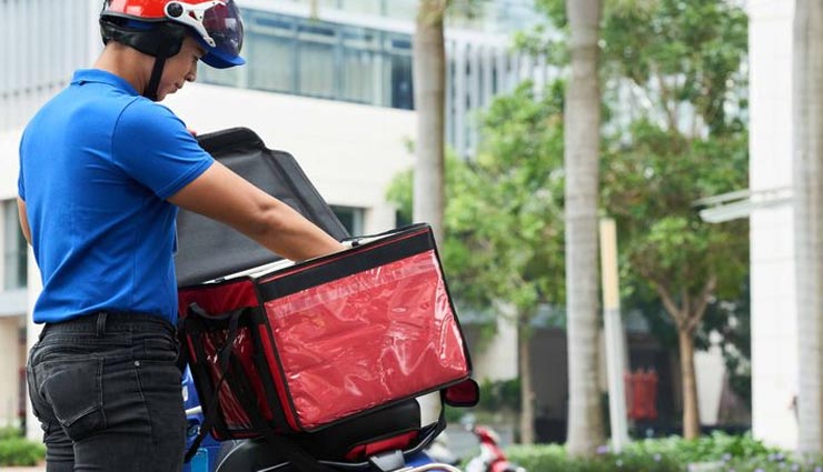 खाना पहुंचाने के बाद डिलीवरी बॉय की शर्मनाक हरकत! ग्राहक की कार पर किया पेशाब 