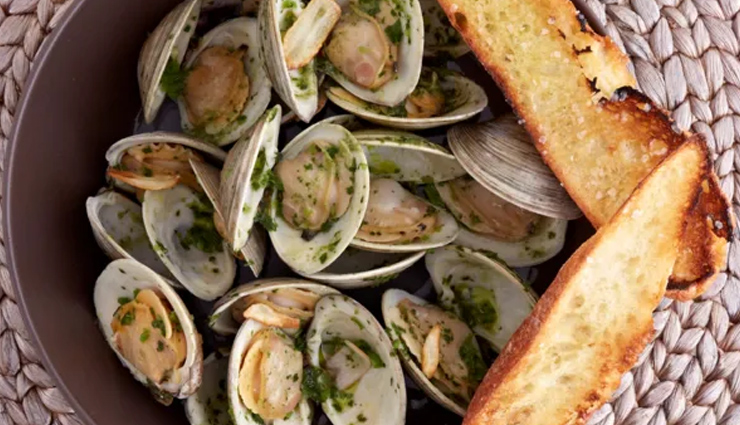 Apple,shellfish,leafy green vegetables,cold-water fish,eggs,healthy food for aging people,health tips for elderly people,elderly people,Health tips,fitness tips