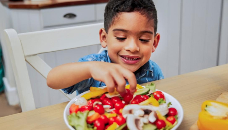 बच्चों के खाने-पीने की बुरी आदत कर रही हैं परेशान, इस तरह सिखाएं उन्हें सही चीजें parental tips,parents,child care tips