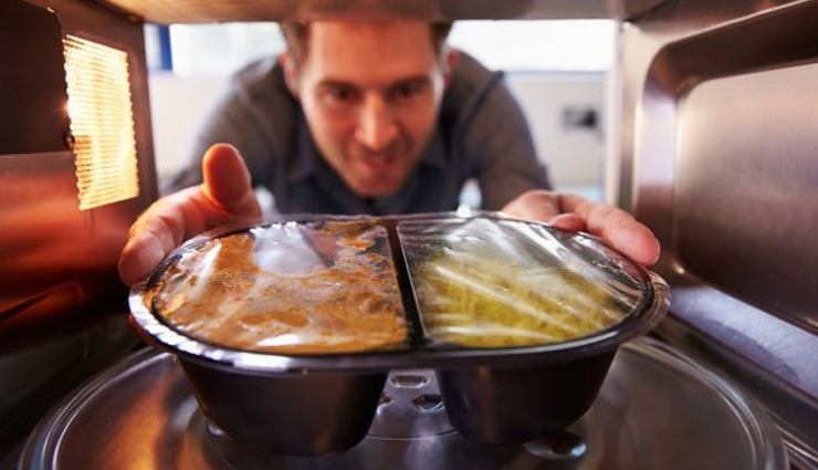 दोबारा गर्म करने पर ये आहार बन जाते है विष, जानें और ना करें अपनी सेहत से खिलवाड़ 