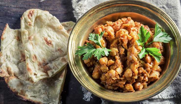 food of punjab,punjabi cuisine,langar,butter chicken,shakkar para,lassi,chole