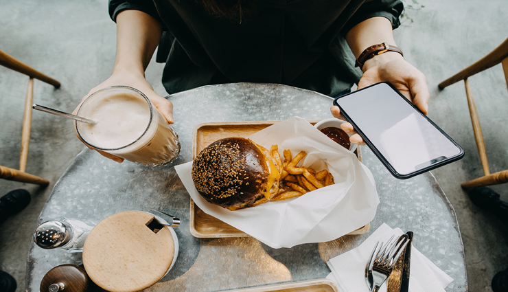 बॉयफ्रैंड के साथ डेट पर गई थी गर्लफ्रेंड, खाने के दौरान हुआ कुछ ऐसा जो था सोच से परे 