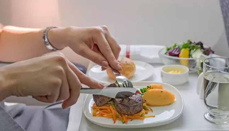 5 Risky Foods You Need To Avoid While Traveling