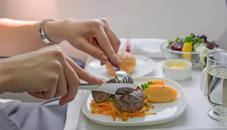 3 Foods You Should Not Eat Before Plane Journey