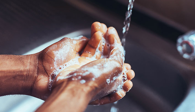 risky foods,foods to avoid while traveling,traveling tips