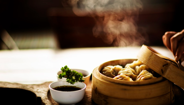 risky foods,foods to avoid while traveling,traveling tips