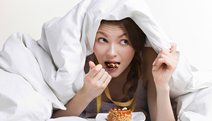 रात को सोने से पहले कभी ना करें इन 5 चीजों का सेवन, सेहत को पहुंचाते है नुकसान