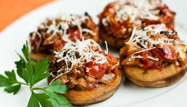 food to avoid before traveling,traveling tips,food tips,fried foods,Alcohol,cheese and cold meat,herbal teas,milk and dairy products