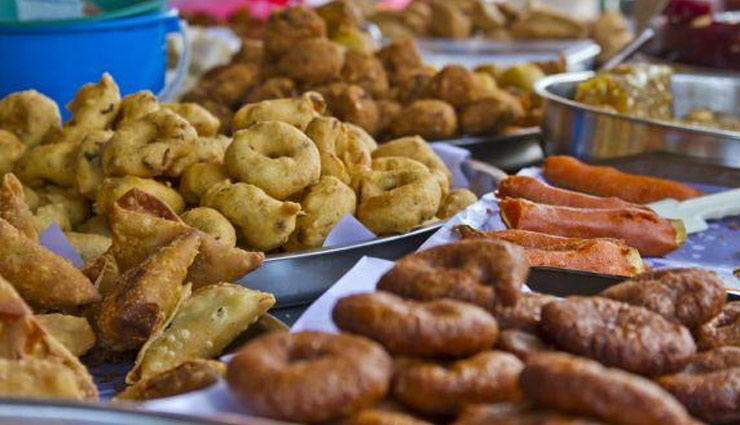 बारिश के दिनों में खाने की इन चीजों से बनाए दूरी, स्वस्थ रहेगा शरीर