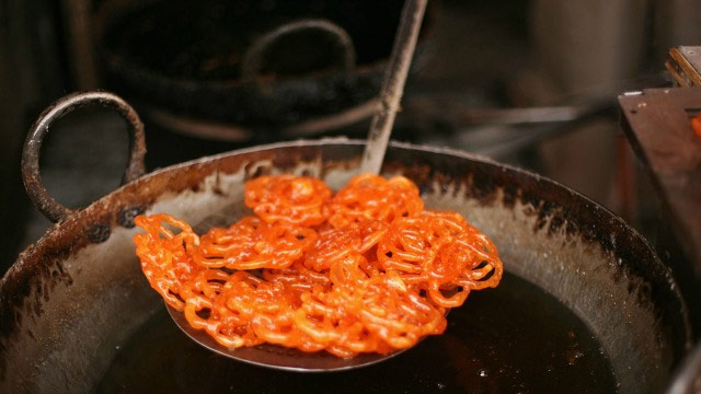 बारिश के दिनों में खाने की इन चीजों से बनाए दूरी, स्वस्थ रहेगा शरीर food to avoid,monsoon food,Health tips,sawan,sawan 2018,monsoon health tips,health care tips,simple health tips