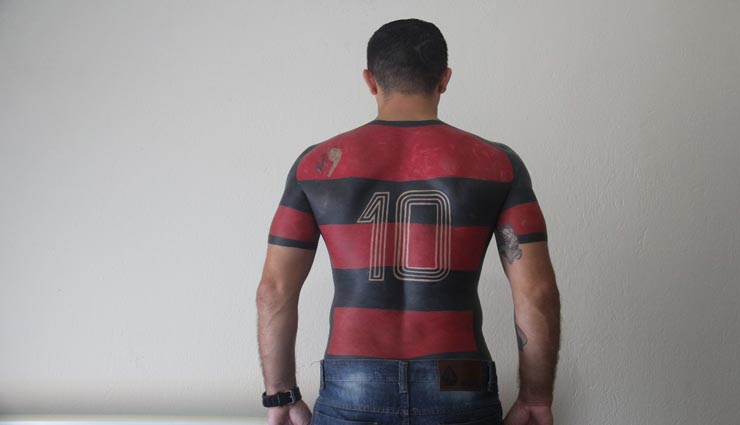 tattoo on body,mauricio,football team tattoo on body,brazil ,शरीर पर टैटू, मॉरीसियो, फुटबॉल की दीवानगी, ब्राजील, टीम की जर्सी का टैटू 