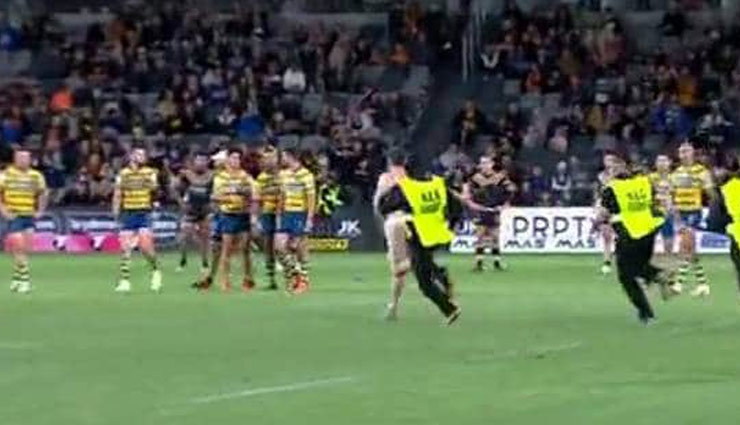 मैच के दौरान अचानक निर्वस्त्र होकर दौड़ने लगा शख्स, सुरक्षाकर्मियों ने पकड़ा