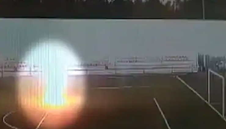 प्रैक्टिस के दौरान फुटबॉल प्लेयर पर गिरी बिजली, देखें वायरल वीडियो