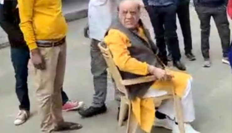 वाराणसी: छेड़खानी के आरोप में पिटे पूर्व BJP MLA, कान पकड़कर मांगी माफी वाराणसी: छेड़खानी के आरोप में पिटे पूर्व BJP MLA, कान पकड़कर मांगी माफी