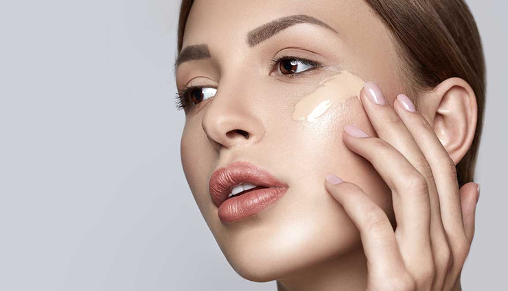 फाउंडेशन बनाता है आपके मेकअप को बेहतर, लगाते समय ये सावधानियाँ बरतना बहुत जरूरी 