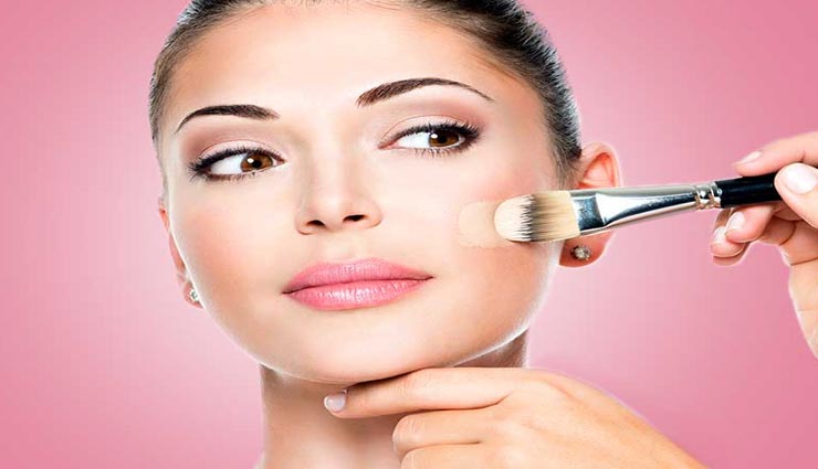 फाउंडेशन लगाते वक्त बरतें सावधानी, ये गलतियाँ बिगाड़ती है आपका लुक