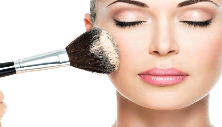 फाउंडेशन बढ़ाता हैं मेकअप की खूबसूरती, जानें इसे इस्तेमाल करने का तरीका
