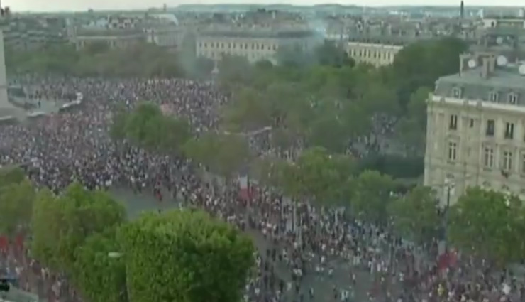 फीफा वर्ल्ड कप जीतने के बाद पूरे फ्रांस में जश्न का माहौल, पेरिस की सड़कों पर उतरे लोग, देखे वीडियो