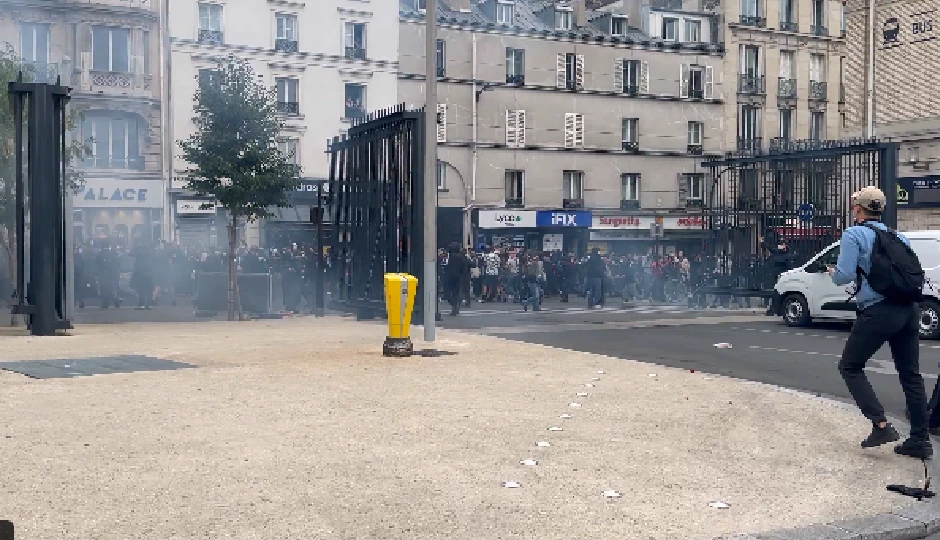 नेपाल के बाद फ्रांस में भी भड़की आग, राष्ट्रपति मैक्रों के खिलाफ सड़कों पर उबाल