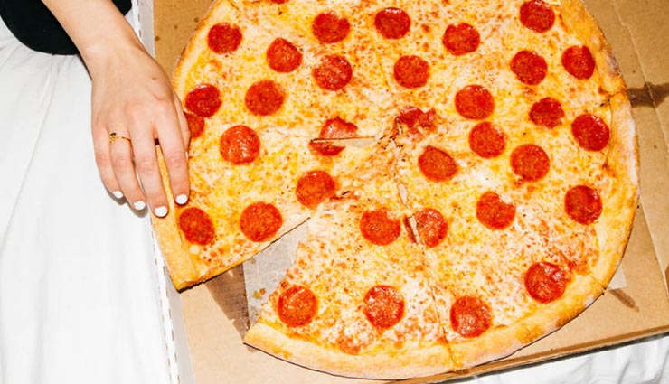 free pizza,phone in locker,the curry pizza,weird offer,restaurant offer