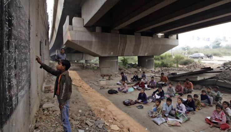 the free school under the bridge,300 students from nearby slums,education by volunteer teachers,news,rajesh kumar sharma,delhi