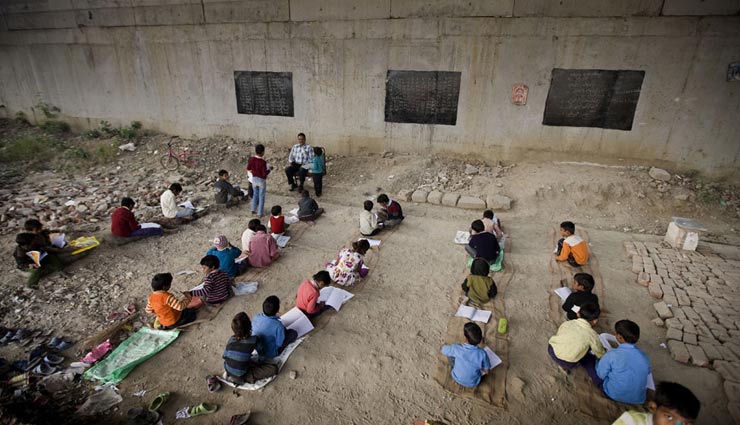 the free school under the bridge,300 students from nearby slums,education by volunteer teachers,news,rajesh kumar sharma,delhi