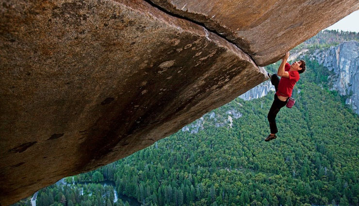 विश्व में प्रसिद्द है ये भयानक खेल most popular dangerous game in world,dangerous games in the world,base jumping games,skydiving game,street liner games,bull fighting game,life threatening games in the world,free soloing games,cricking game