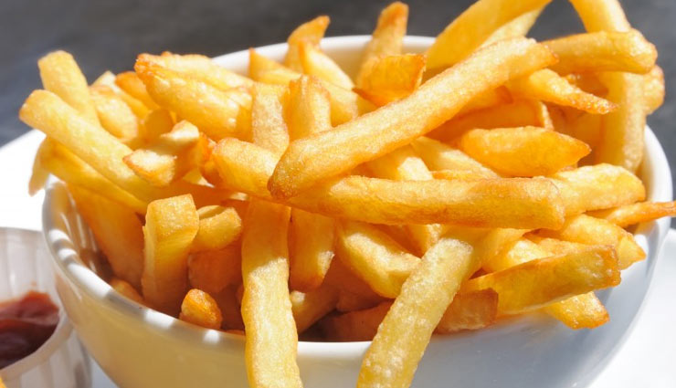 intimate,intimacy,love,food to avoid during intimacy,black liquorice,cheese,Chocolate,hot dogs,french fries