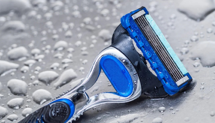 long-lasting shave,shaving hacks,extend shaving results,hot water shave prep,best shaving equipment,fresh blade every shave,slow shaving technique,coconut oil aftershave,tips for smooth shave,effective shaving tips