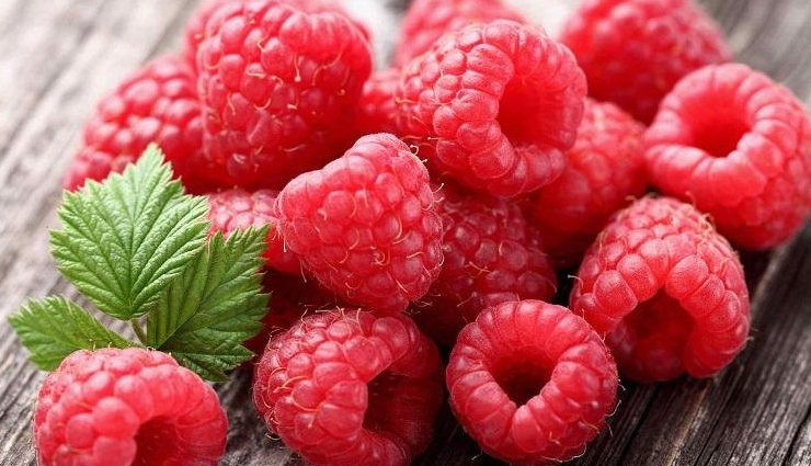 sunday party drink recipe,raspberry lime margarita fizz,refreshing party cocktail,perfect sunday drink,fizzy margarita recipe,raspberry lime drink for parties,easy cocktail recipes,crowd-pleasing party drinks,tangy lime margarita,delicious summer drink