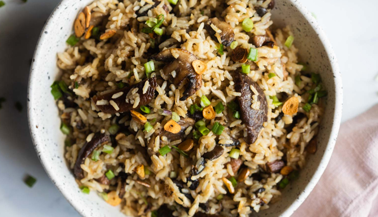 burnt garlic mushroom fried rice,spicy mushroom fried rice,burnt garlic mushroom fried rice recipe,mushroom fried rice recipe,hunger struck,food,easy recipes