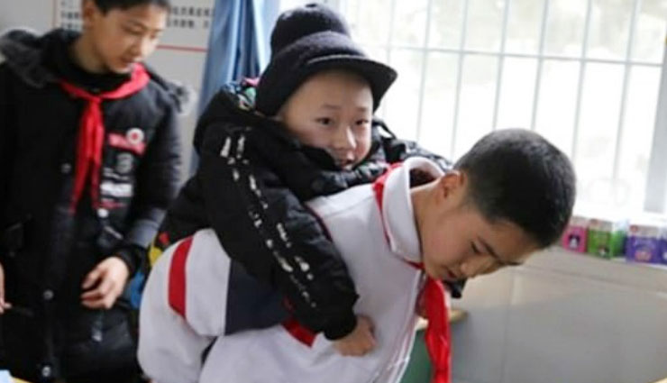 दोस्ती की मिसाल : दिव्यांग दोस्त पढ़ सके इसलिए वह 6 साल से हर रोज उसे पीठ पर उठा कर स्कूल लेकर आ रहा है 