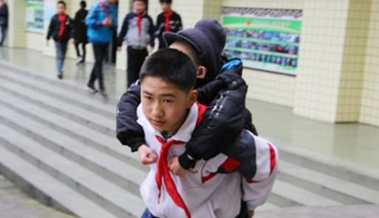 दोस्ती की मिसाल : दिव्यांग दोस्त पढ़ सके इसलिए वह 6 साल से हर रोज उसे पीठ पर उठा कर स्कूल लेकर आ रहा है schoolboy has carried,disabled best friend,carried for six years,xu bingyang,zhang ze,chinese schoolboy