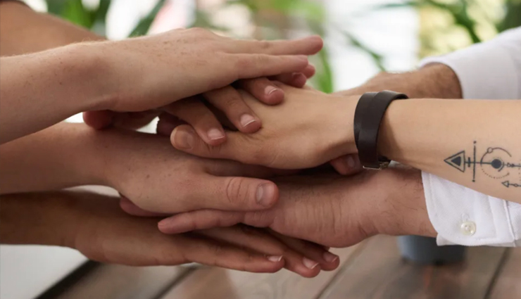 socially conscious person,how to be socially conscious,social awareness tips,develop social consciousness,increase social awareness