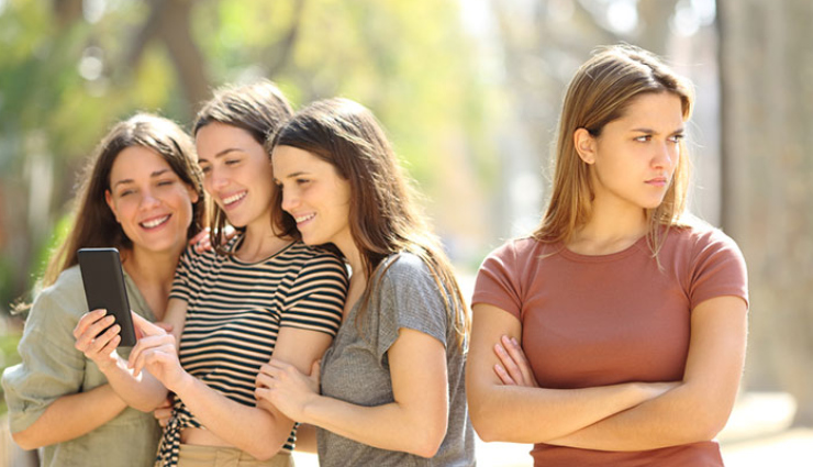 signs of envious friends,signs of jealousy in friendships,identifying toxic friendships,coping with jealous friends,dealing with envious relationships,spotting envy in friendships,handling jealousy among friends,signs of envy and insecurity,how to recognize envious behavior,identifying toxic friends