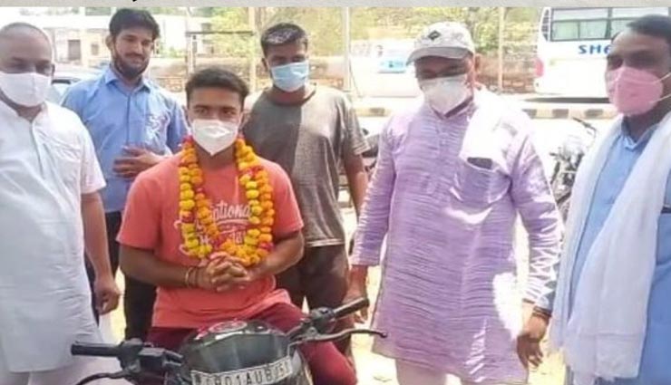 ऐसी दोस्ती को सलाम, दोस्त की मां के लिए रेमडेसिविर लेकर चंडीगढ़ से अलवर बाइक पर पहुंचा युवक, हुआ सम्मान