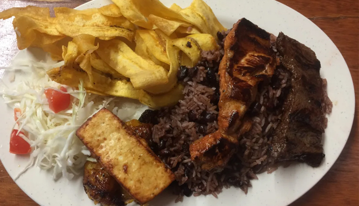traditional colombian dishes,bandeja paisa,lechona,ajiaco,sancocho,changua,arepas,fritanga,hormigas culonas,tamales,rondon,travel,holidays
