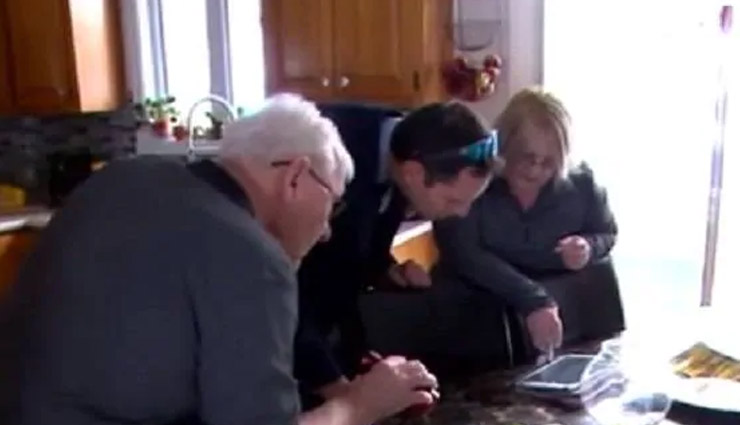 आखिर कैसे घुसा शिमला मिर्च में ये जानवर, देख कपल के उड़े होश frog in pepper,green pepper,canada couple,tiny frog,frog chilling,canada,frog in shimla mirch,weird news