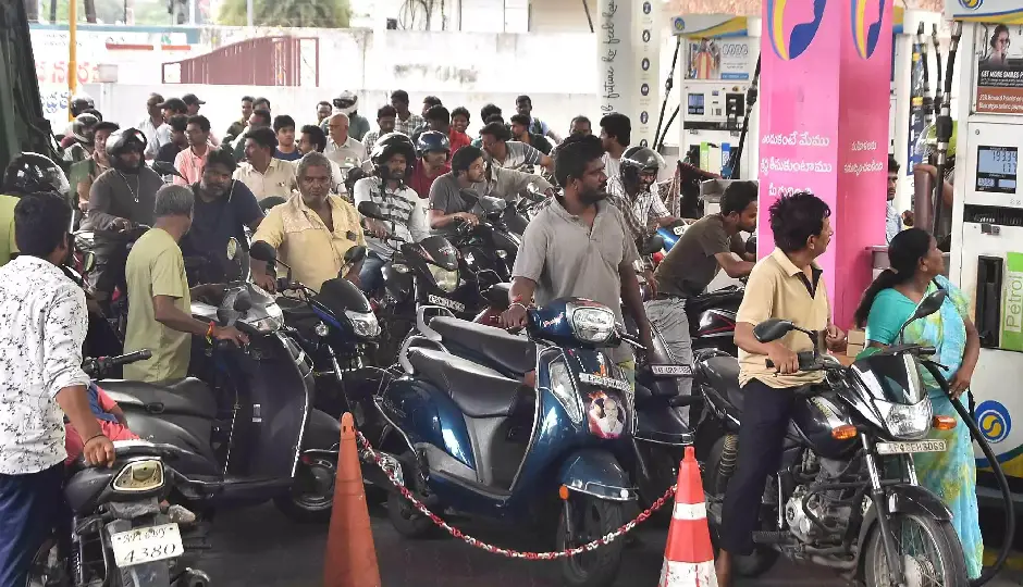 तेल को लेकर मची अफरा-तफरी: आंध्र प्रदेश में 400+ पेट्रोल पंप बंद, सप्लाई संकट की आशंका से बढ़ी हलचल