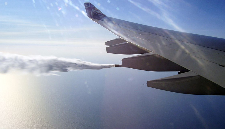 oil dumping,plane landing,emergency landing,hindi news