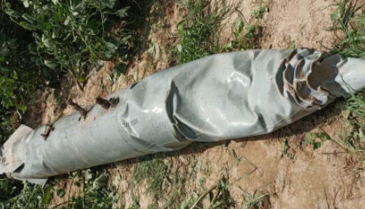 हनुमानगढ़ : खेत में गिरा इंडियन एयरफोर्स के मिग-21 का फ्यूल टैंक, मिसाइलनुमा वस्तु देखकर घबराए किसान