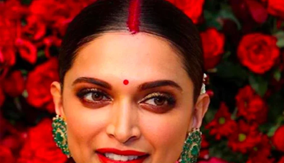 sindoor styles,sindoor lagane ke tarike,traditional sindoor,bengali sindoor look,minimal sindoor style,bridal sindoor ideas,triangle sindoor design,beauty tips for women,hairstyle with sindoor,indian traditional look