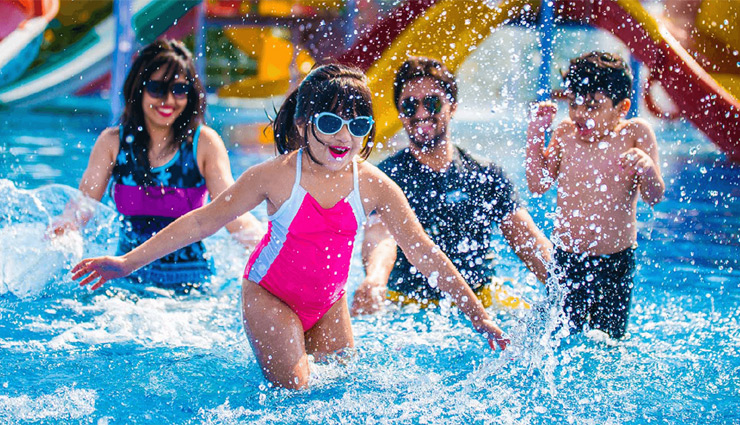 गर्मी में बच्चों के साथ वॉटर पार्क जाने का है प्लान तो इन बातों का रखें ध्यान