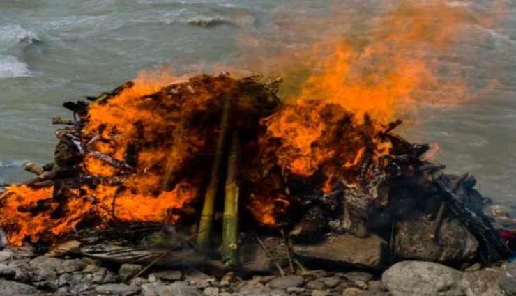 उत्तर प्रदेश : पडोसी को देनी पड़ी पिता-पुत्र की चिता को आग, जानें पूरा माजरा